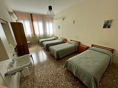 Quadruple Room with Private External Private Bathroom