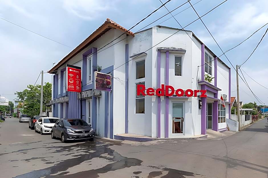 RedDoorz Plus @ Tuparev Cirebon 2.