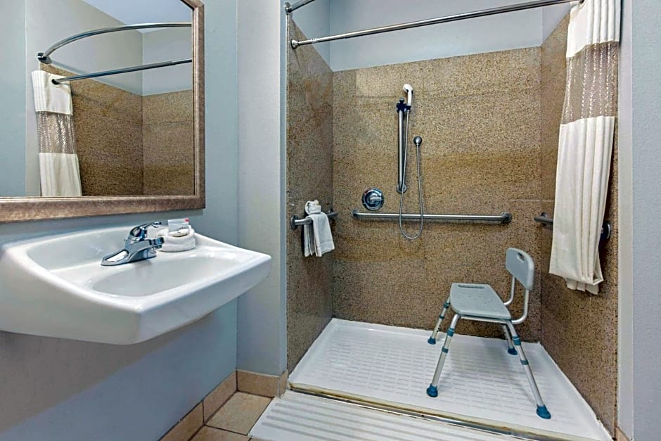 La Quinta by Wyndham Bridge City
