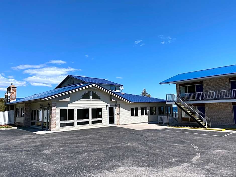 Days Inn & Suites by Wyndham St. Ignace Lakefront