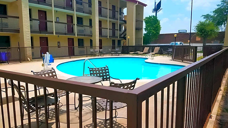 Red Roof Inn & Suites Houston - Hobby Airport