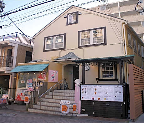 IZA Enoshima Guest House & Bar