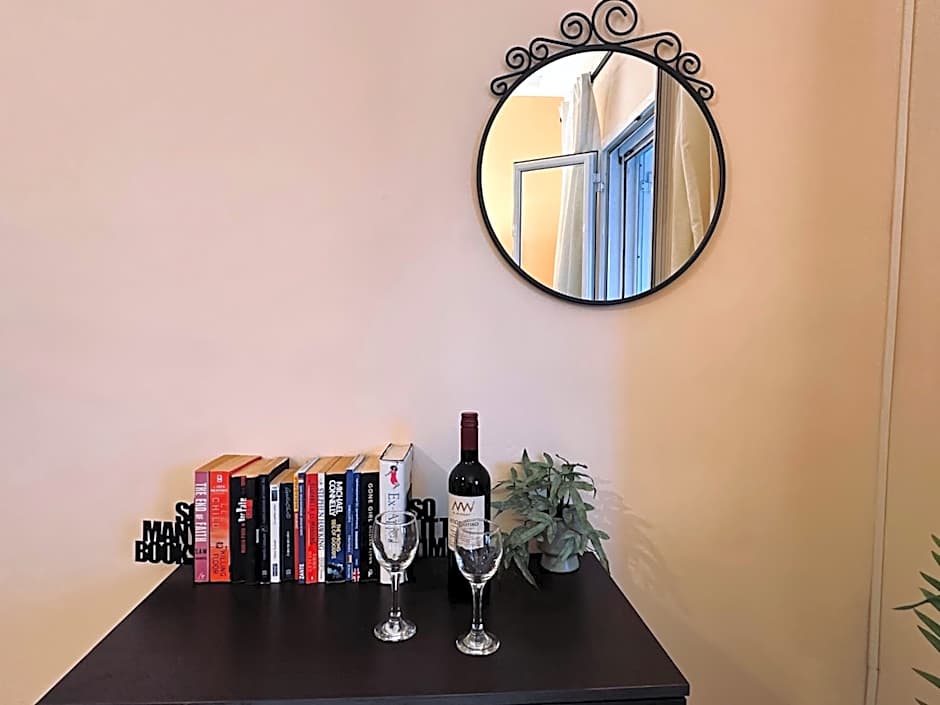 Royal Jelly Suites - Renovated Suites with Pool Just 5 Minutes walk from the Beach By Villa Mana Gers