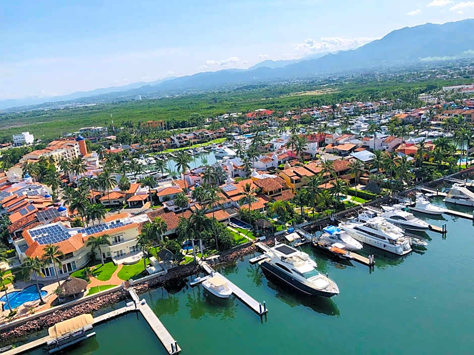 Luxurious Oceanfront condo with Unmatched Panoramic Views