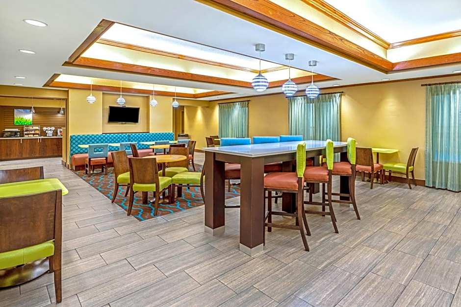 La Quinta Inn & Suites by Wyndham Midwest City - Tinker AFB