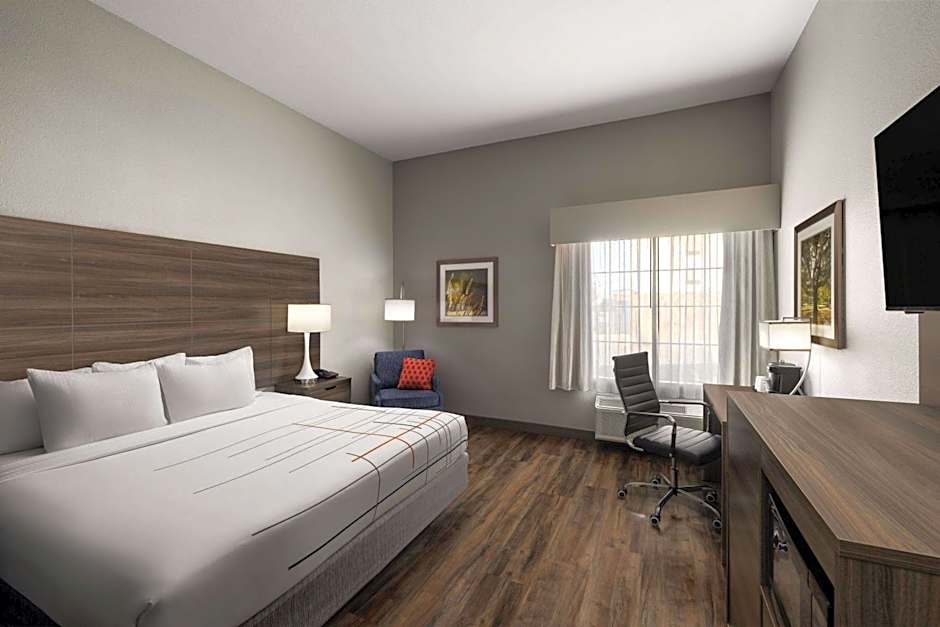 La Quinta Inn & Suites by Wyndham Denton - University Drive