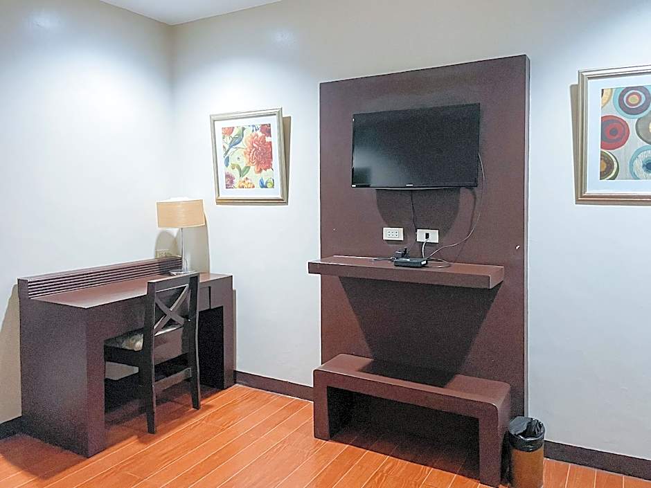 RedDoorz Plus @ Hotel Esse