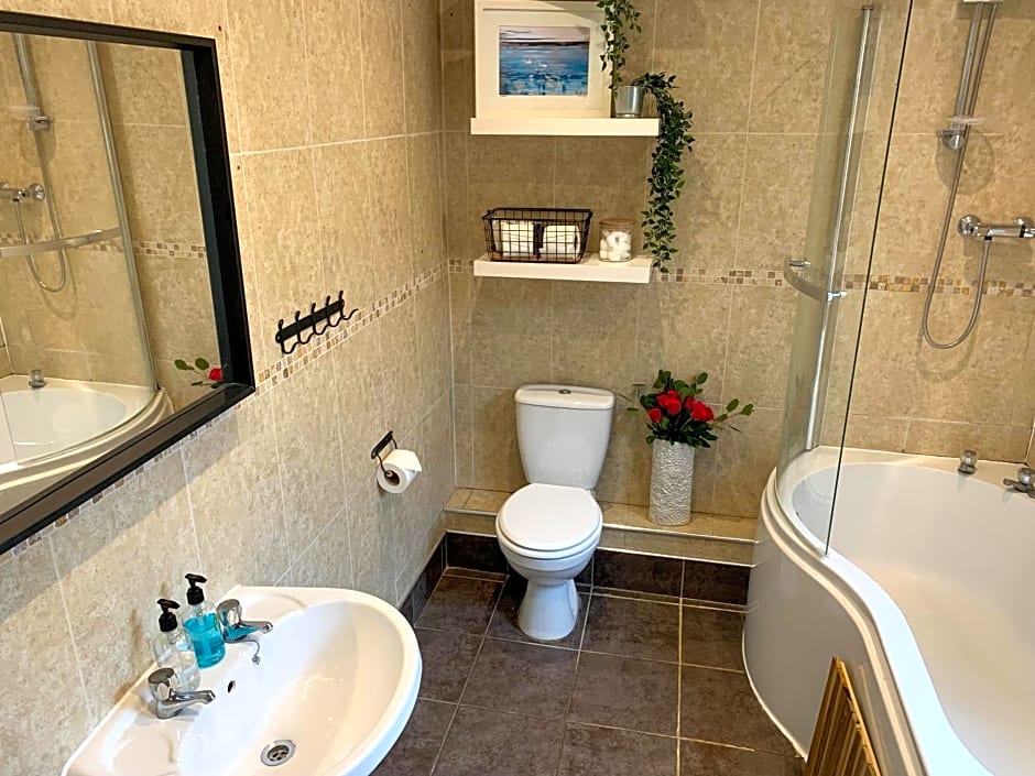 Riverside Lodge - Quaint Victorian Home By The River