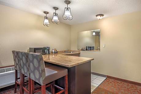 Suite-1 King Bed Non-Smoking Wet Bar Microwave Fridge Wi-Fi Full Breakfast