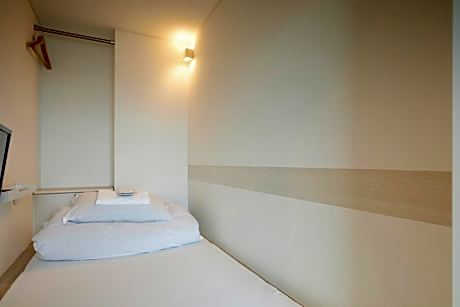 Single Bed in 6 Beds Female Dormitory Room - Non-Smoking