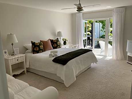 Large Double Room with Private Bathroom