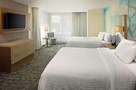 Queen Suite with Sofa Bed and Adapted Tub - Mobility Accessible
