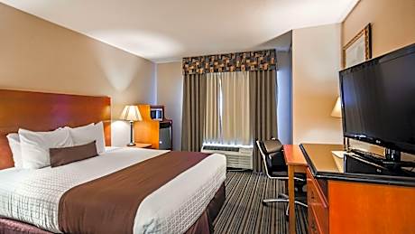 1 Queen Mobility Accessible Bathtub Desk With Power And Usb Microwave Fridge NSMK Full Breakfast