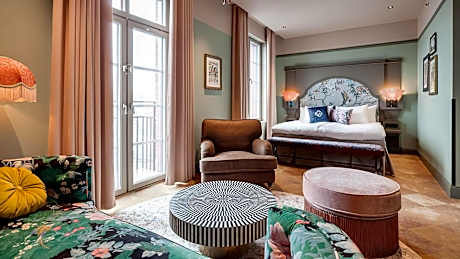 Superior Curiosa - min 25 years of age acceptable