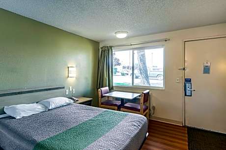 Queen Room - Non-Smoking