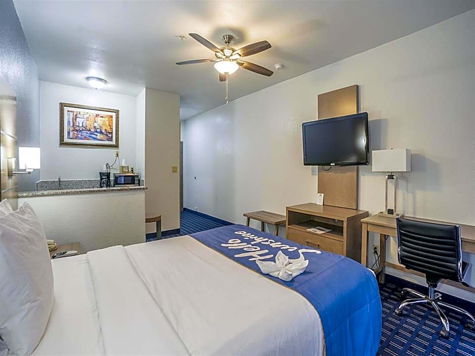 Days Inn & Suites by Wyndham Webster NASA-ClearLake-Houston