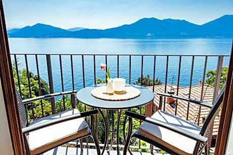 Superior Double Room with Balcony and Lake View