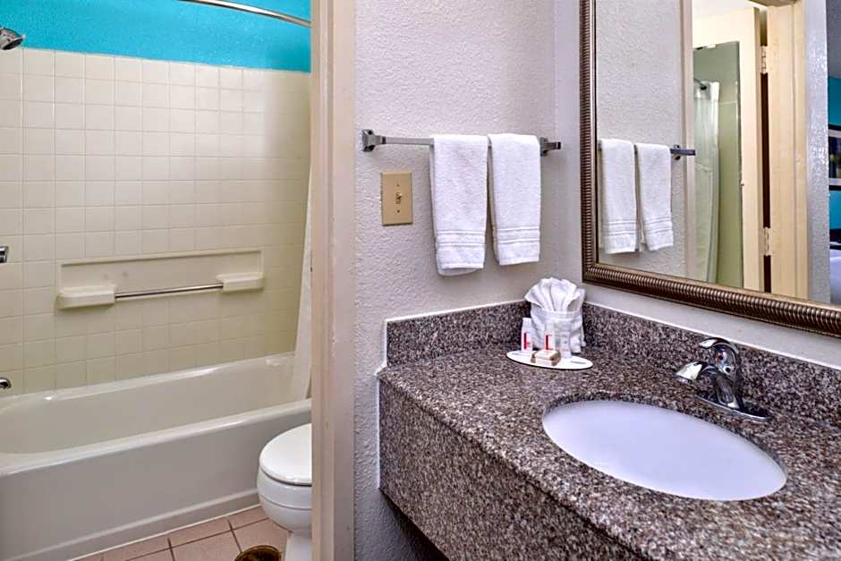 Howard Johnson by Wyndham Houston Heights/Downtown