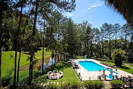 Sítio com piscina, área arborizada e lazer