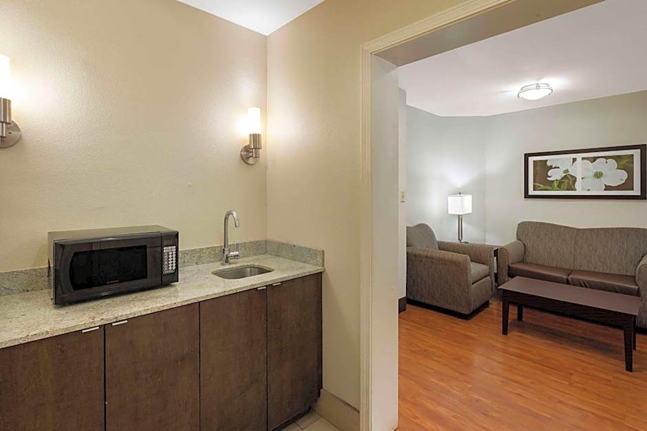 La Quinta Inn & Suites by Wyndham Lagrange / I-85