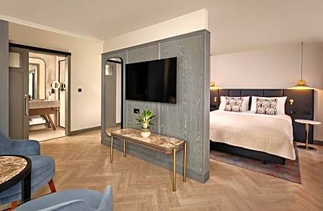 Junior Queen Suite with Balcony