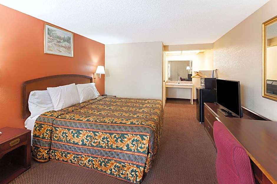 Knights Inn - Tucker