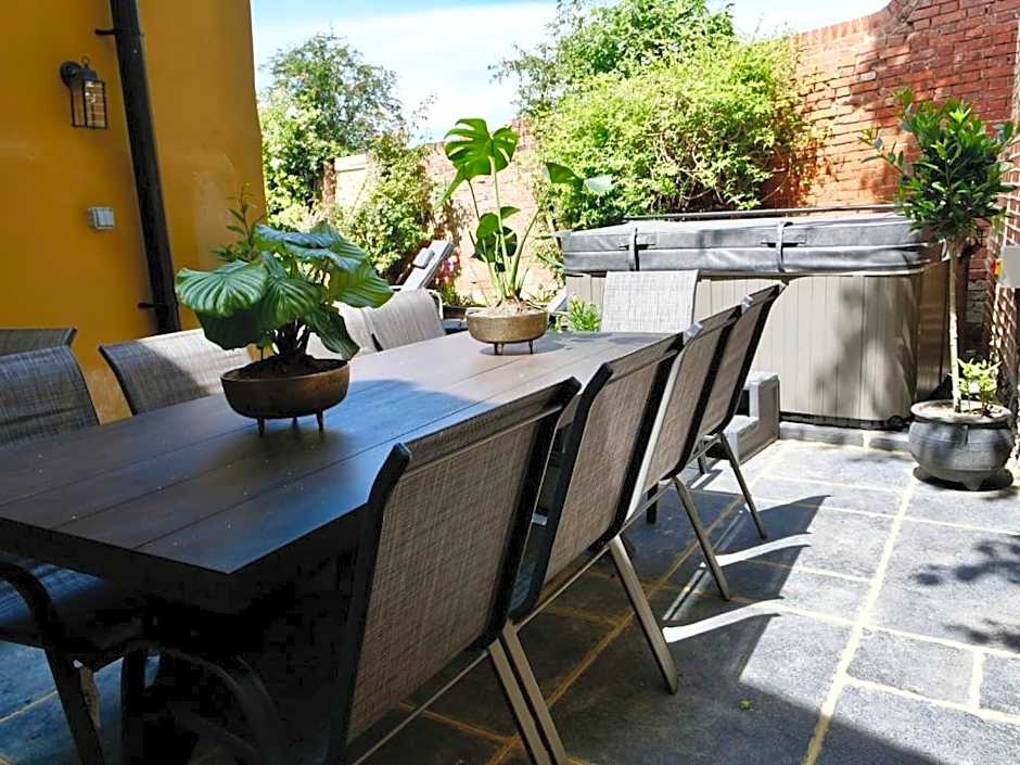 Executive Suite with Private HotTub, Full SkyTV in 600 Year Old Manor House