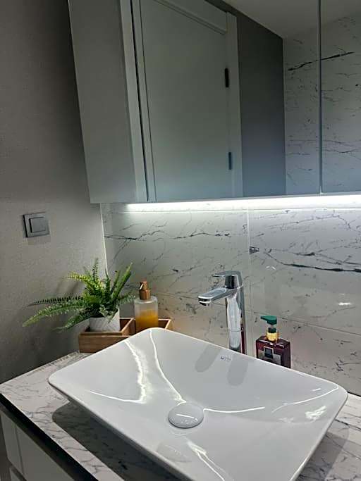 lavish apt with 180 ist view at 40F gym pool 89