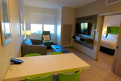 One-Bedroom King Suite - Non-Smoking