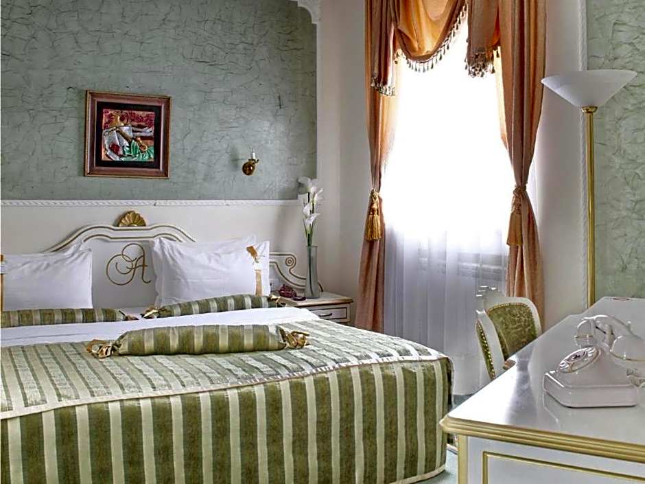 Queen's Astoria Design Hotel