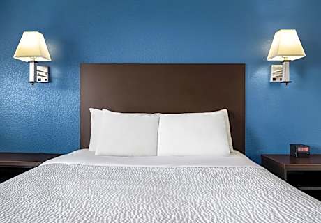 Deluxe Queen Room Smoke-Free
