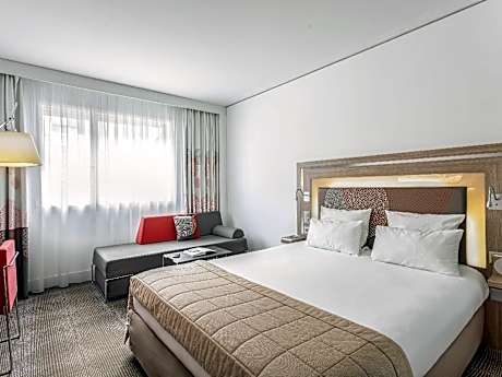 1 Queen Bed, Sofa Support