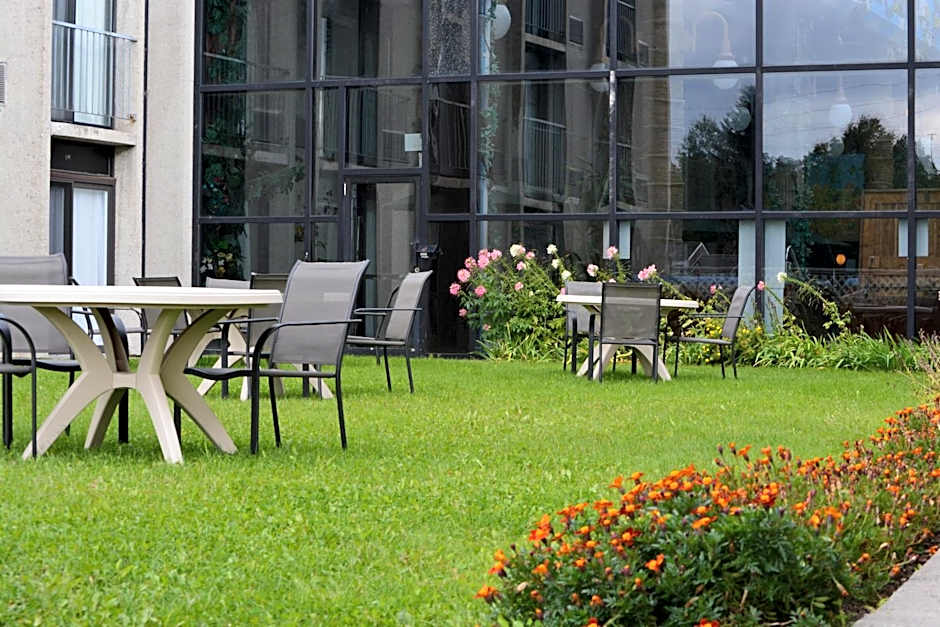 Centre De Congres Et Hotel La Sagueneenne