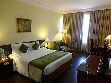 Club Room with Bathtub & 10% discount on Food & Beverages