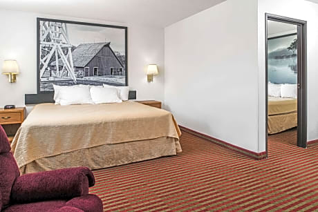 1 King Bed Suite Non-Smoking