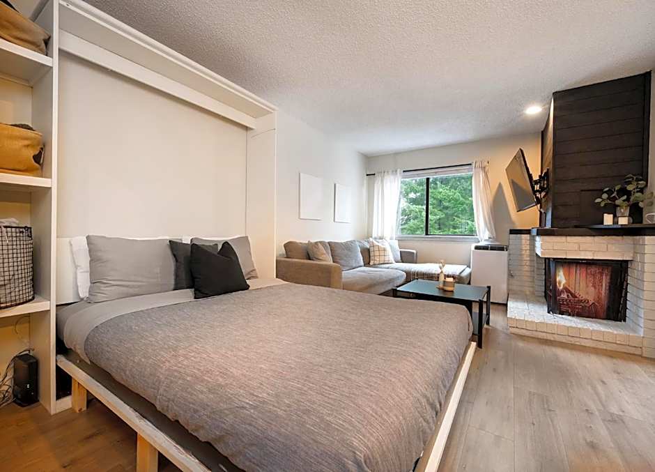 Group Stays - Large Renovated Apartment with Pool and Hot Tub