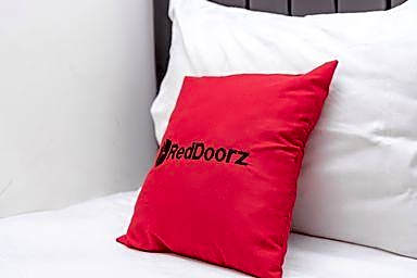 RedDoorz near Alun Alun Bandung 2