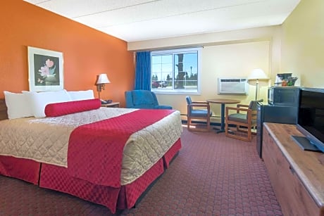 1 Queen Bed Mobility Accessible Room Non-Smoking
