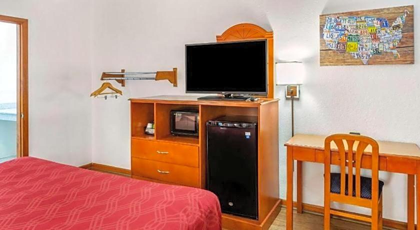 Econo Lodge Inn & Suites