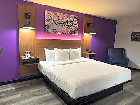 Deluxe King Room - Non-Smoking