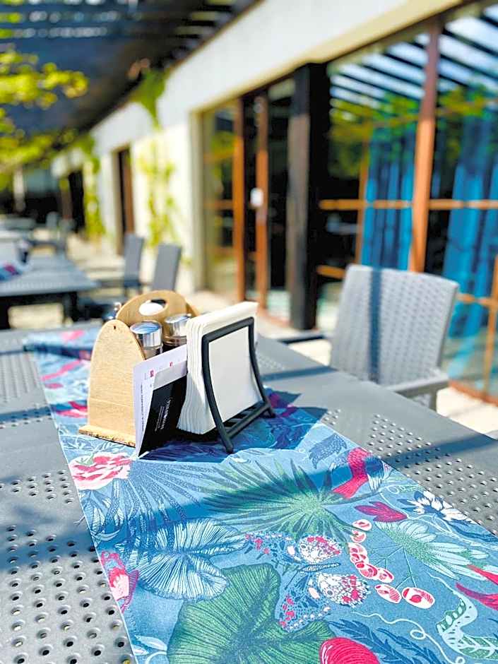 Old Tree Village & Restaurant