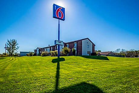 Motel 6-Saukville, WI