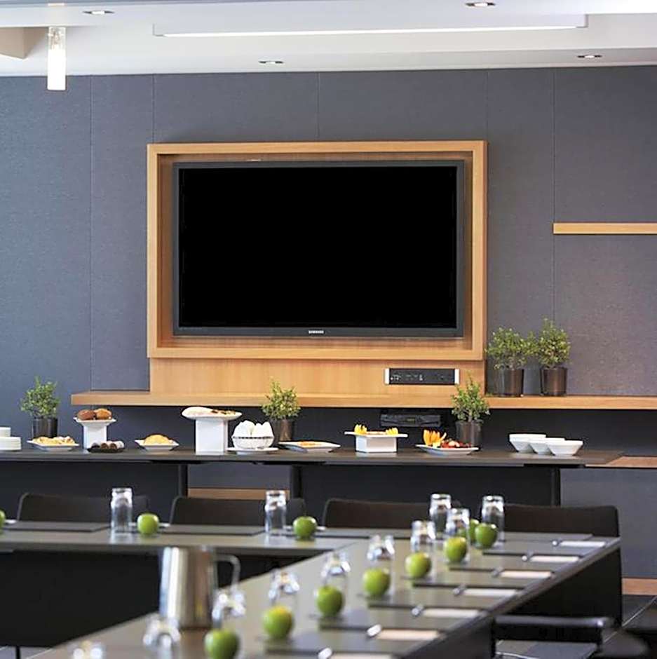 Hotel Le Germain Maple Leaf Square