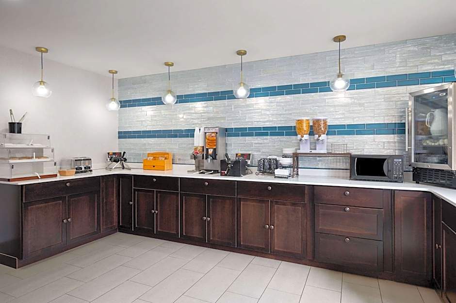 La Quinta Inn & Suites by Wyndham Indianapolis Airport Executive