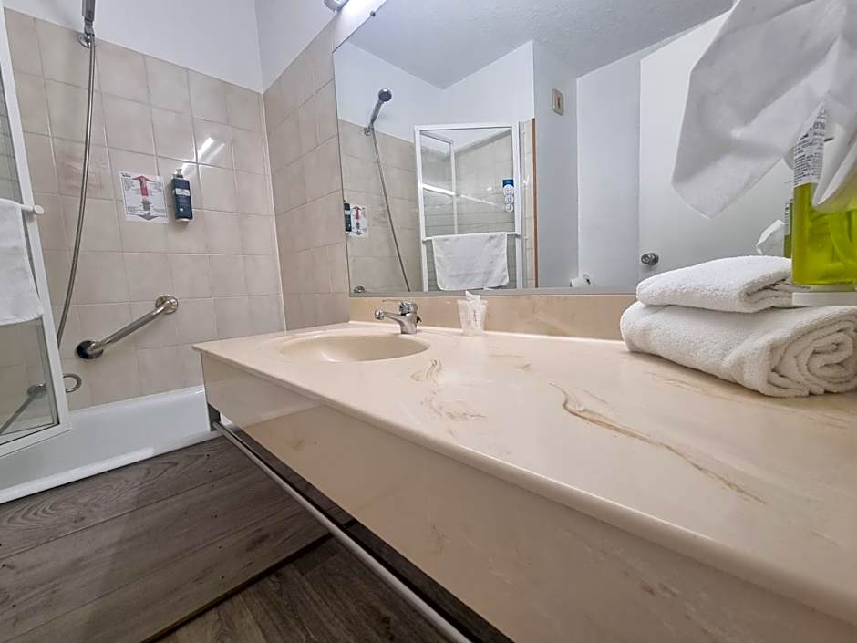 Brit Hotel Dak Hotel