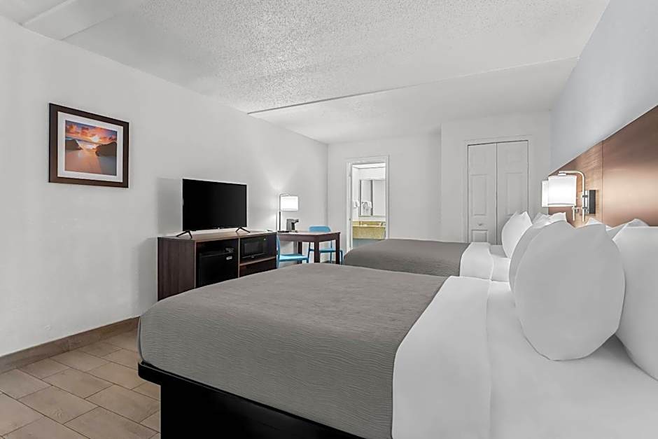 Quality Inn & Suites At Tropicana Field