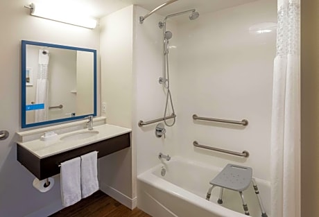 Queen Room with Mobility/Hearing Accessible Tub - Non-Smoking
