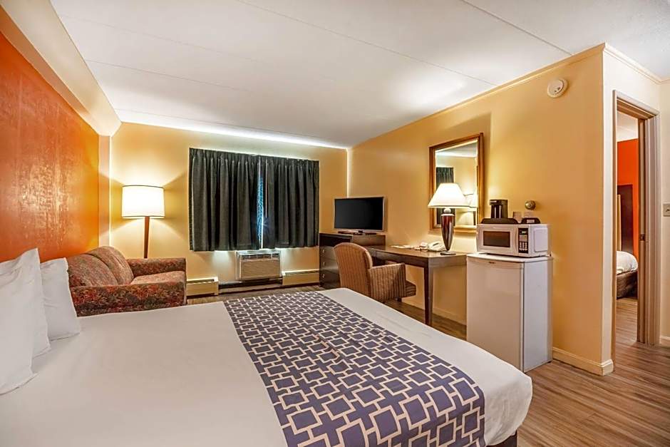 Econo Lodge Inn & Suites Windsor Locks Bradley Airport