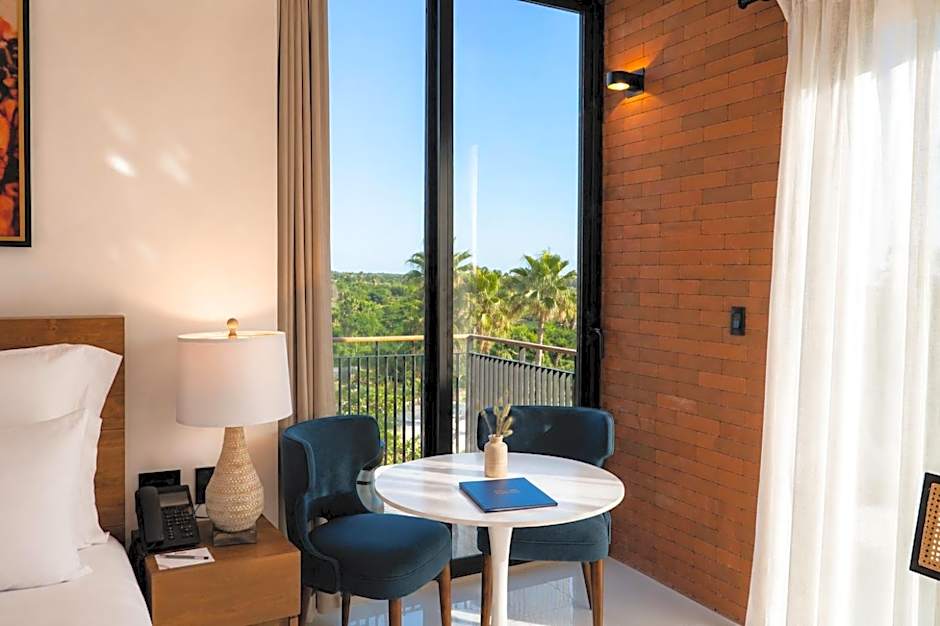 Flamboyan Hotel & Residences