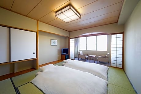 Japanese Style Room with Mountain View